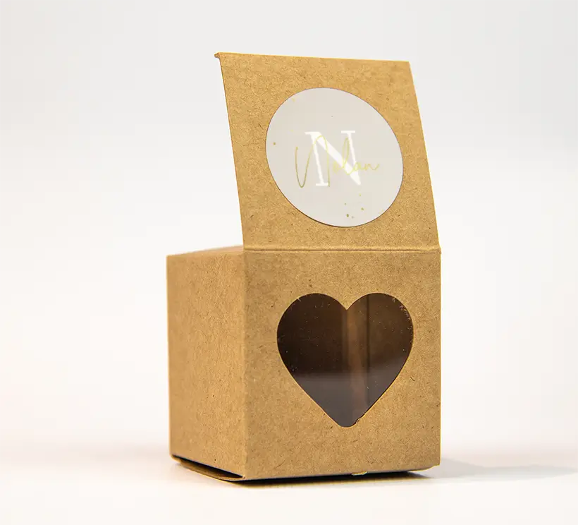 Naamsticker doopsuiker in beige met initiaal en goudfolie - per vel