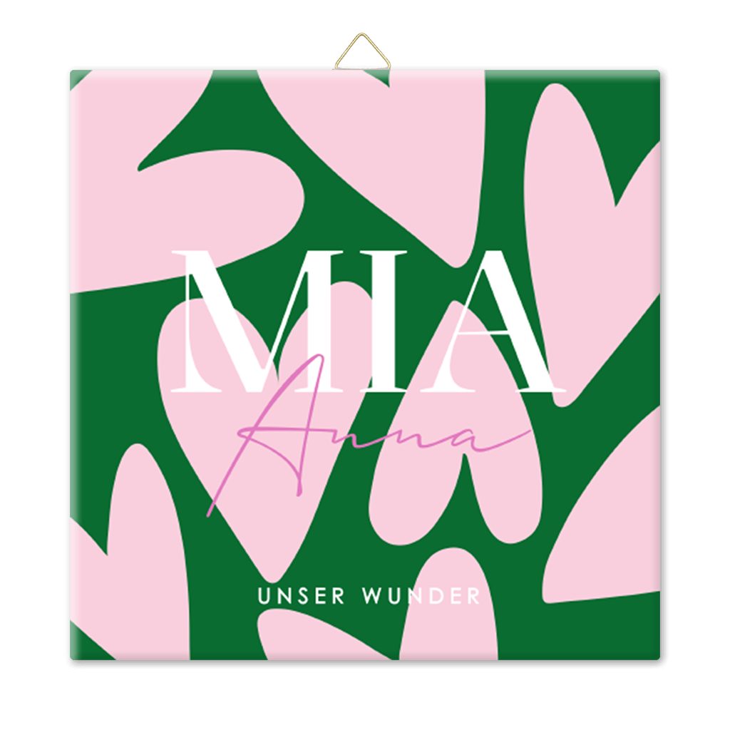 Fotofliese mit rosa Herzen auf grünem Hintergrund