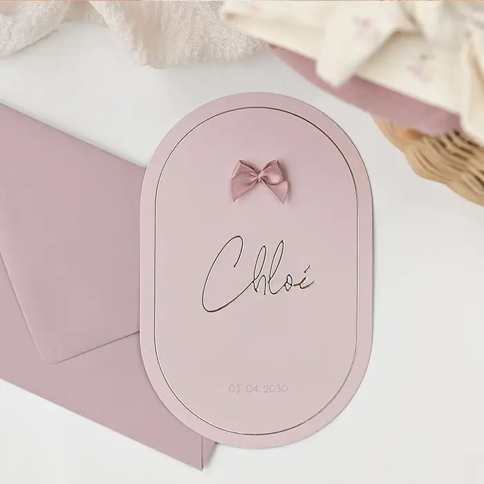 Ovaal geboortekaartje meisje met goudfolie en optioneel écht strikje