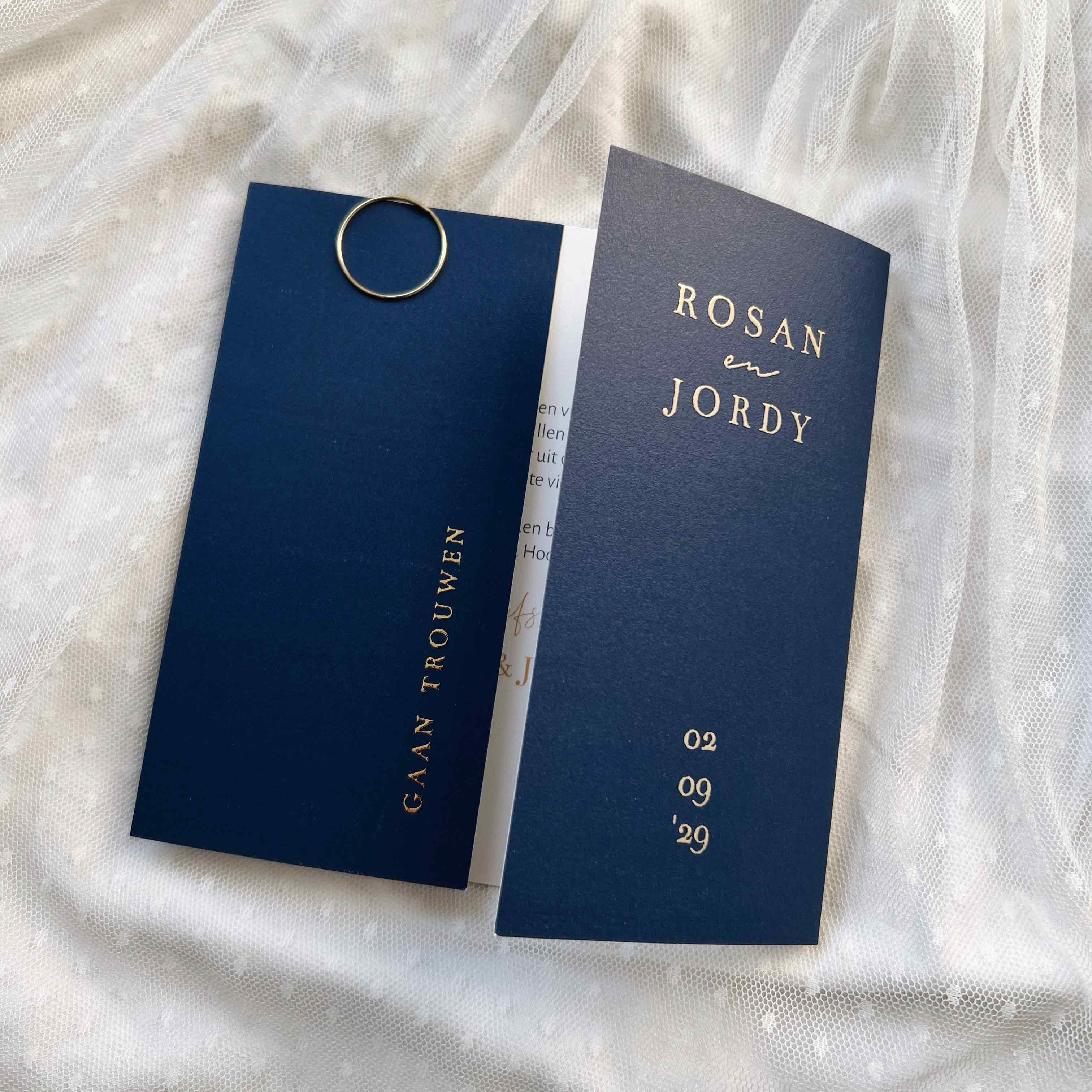 Luikvouw trouwkaart vierkant klassiek chique donkerblauw goudfolie
