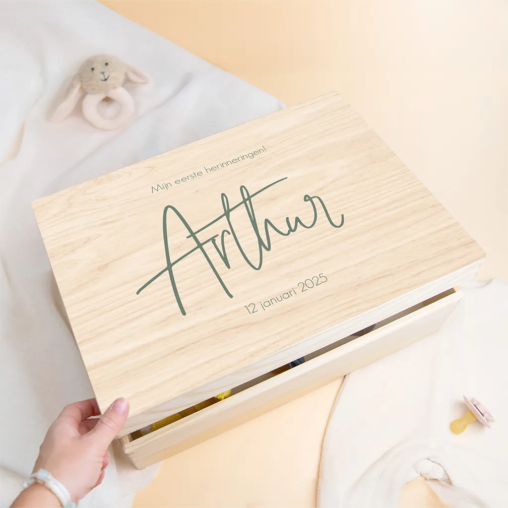 Houten bewaarkist met groene letters