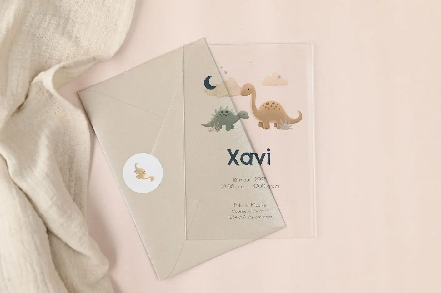 Arcyl geboortekaartje met dino's en wolkjes