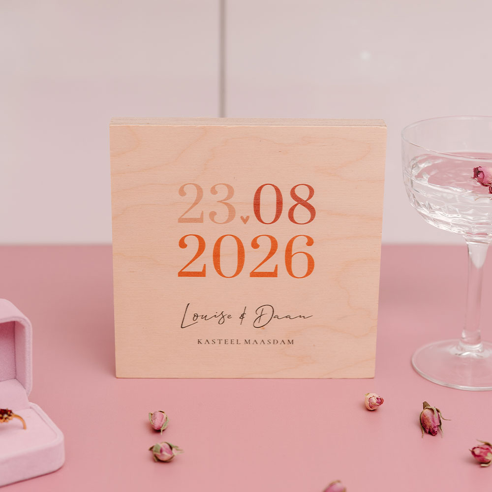 Houten tegel met kleurrijke trouwdatum en namen