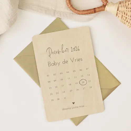 Houten zwangerschapsaankondiging met kalender