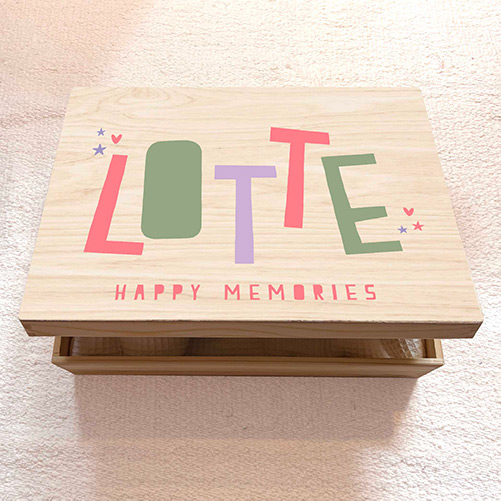 Houten herinneringenkistje met vrolijke speelse letters