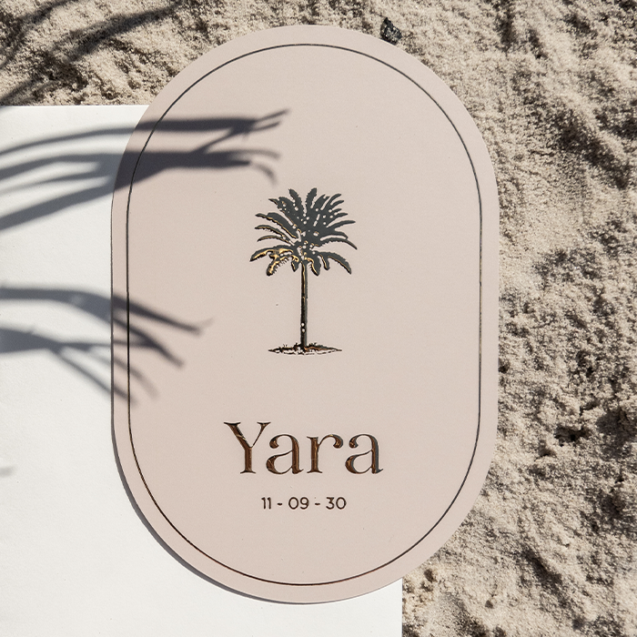 Ovalen geboortekaartje met palmboom en goudfolie