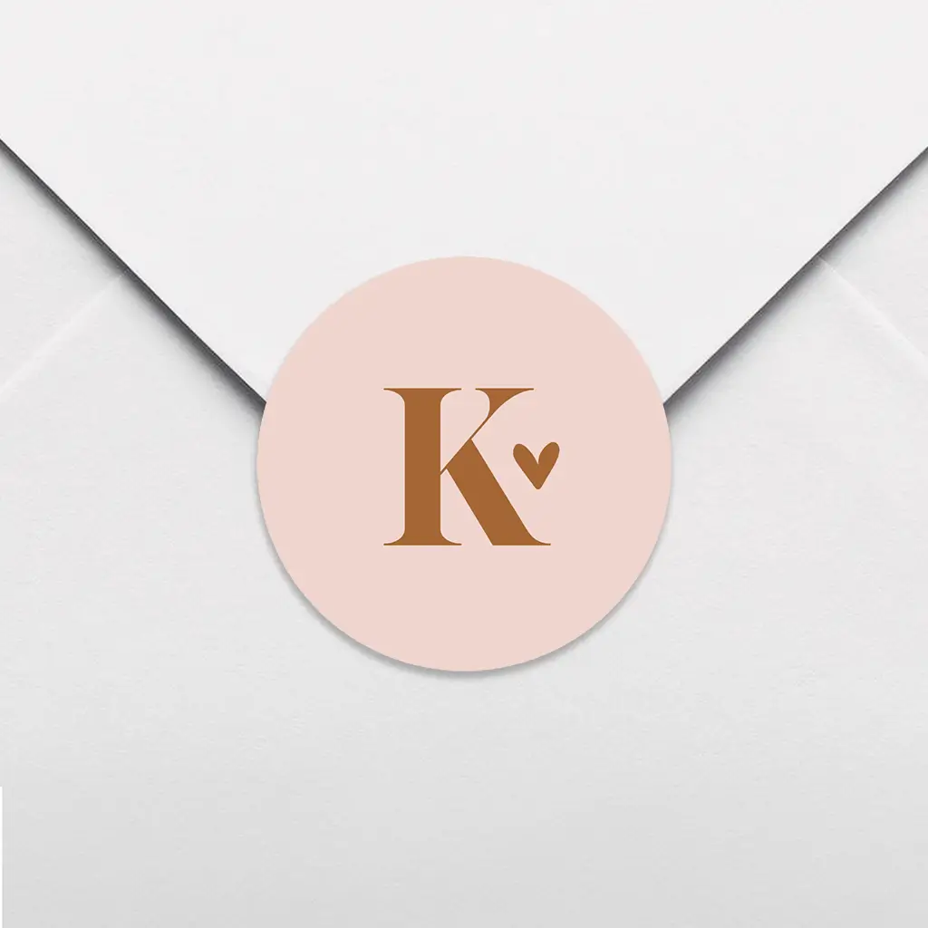 Minimalistisch roze sluitsticker met initiaal en hartje - per 25 stuks