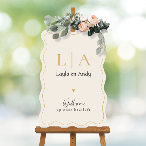 Welkomstbord voor een bruiloft in golvende vorm met initialen