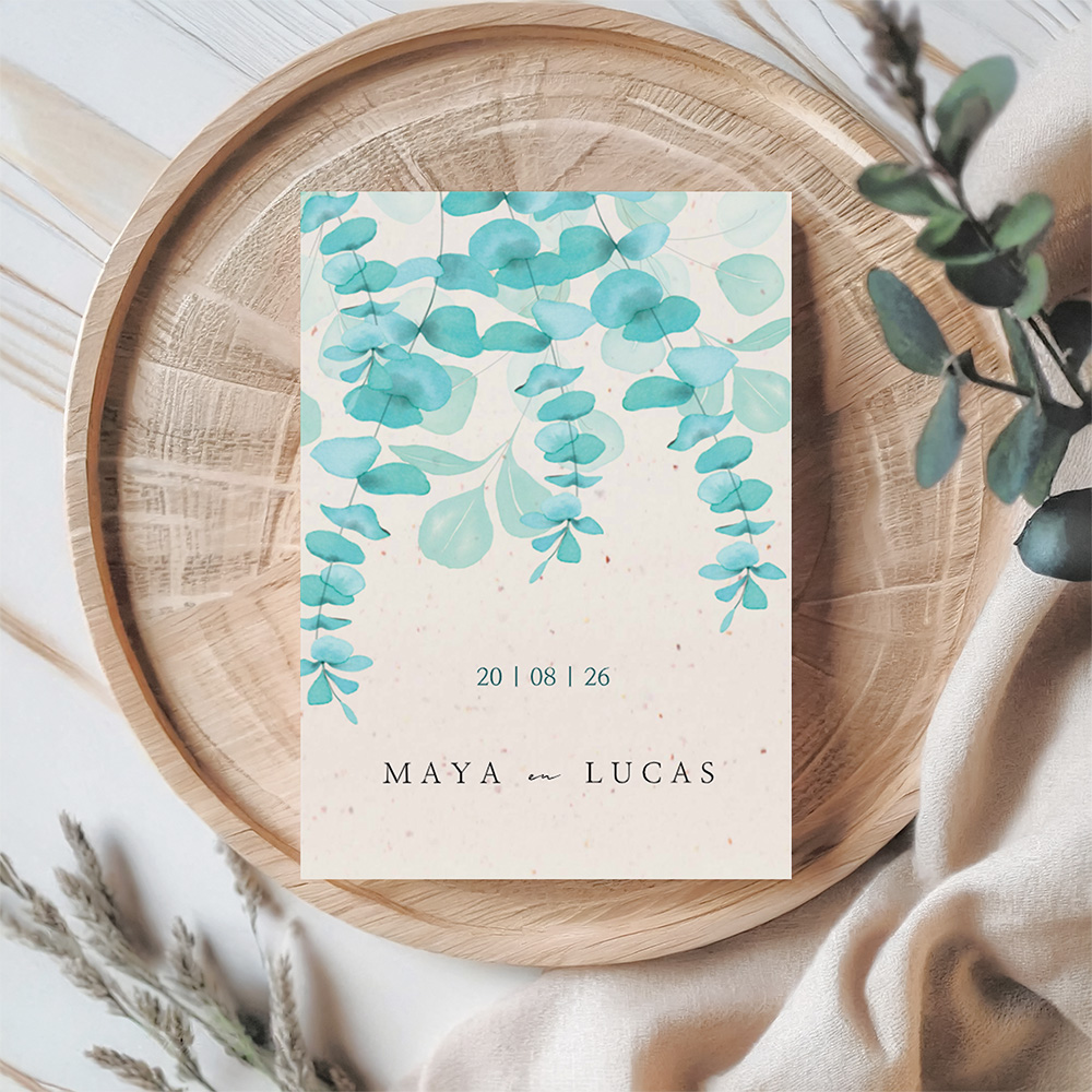 Duurzame trouwkaart met eucalyptus takken.