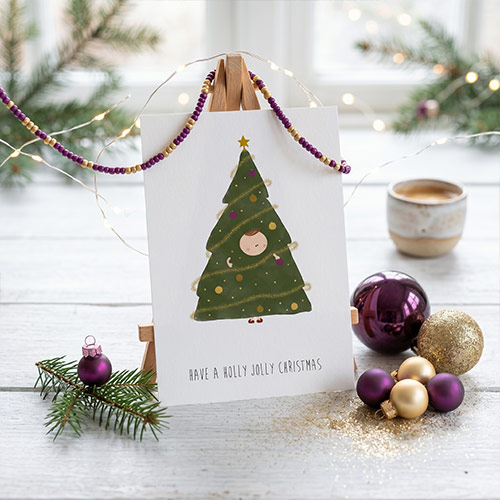 Kerstkaart jongen kerstboom verkleedpak