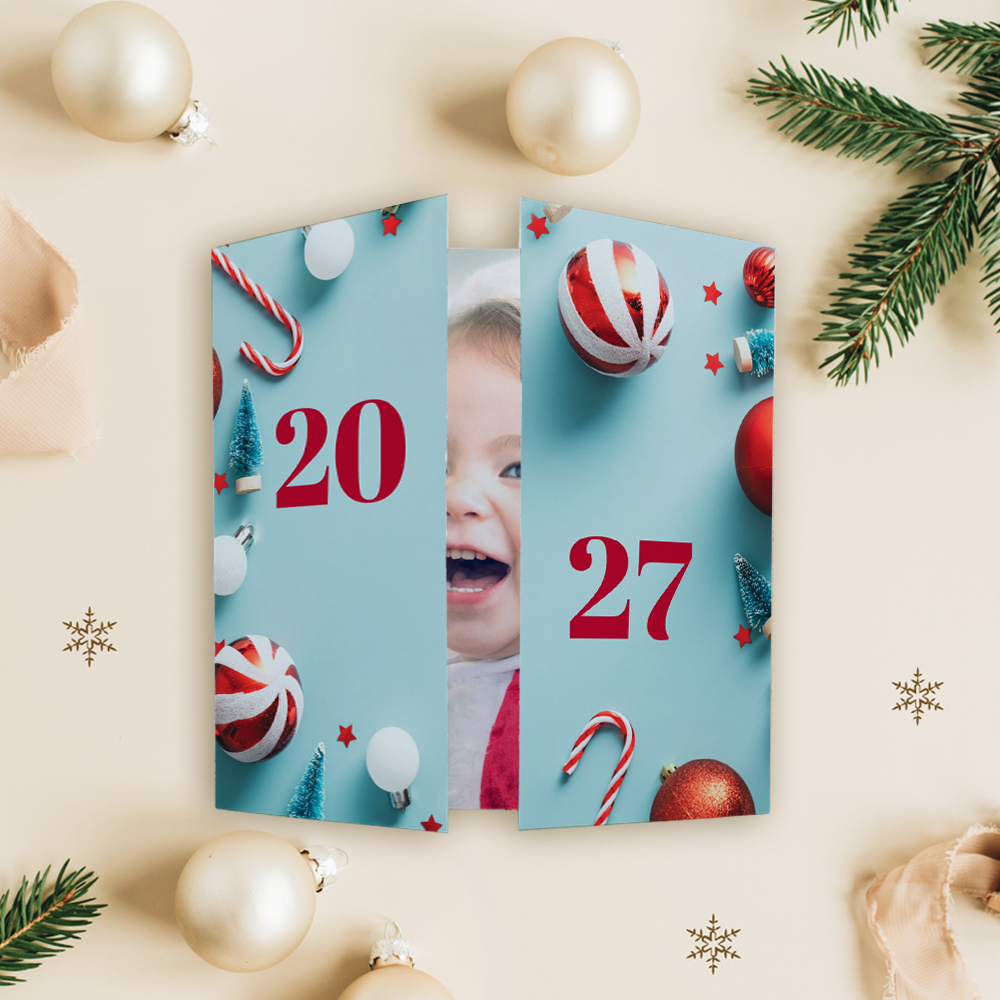 Kerstkaart met theatervouw met jaartal, kerstballen en eigen foto