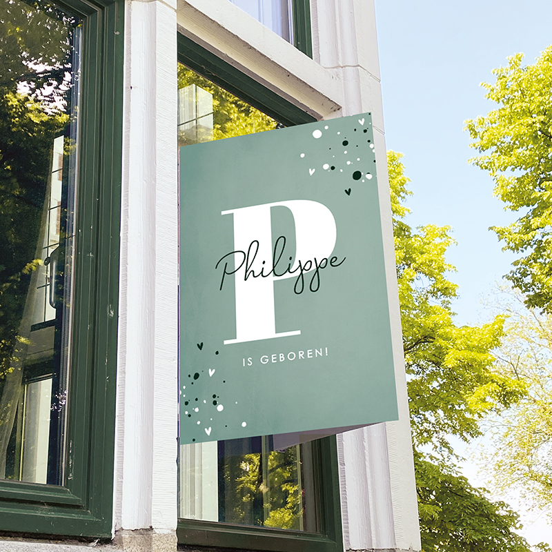 Donkergroen raambord met wit intiaal en spetters