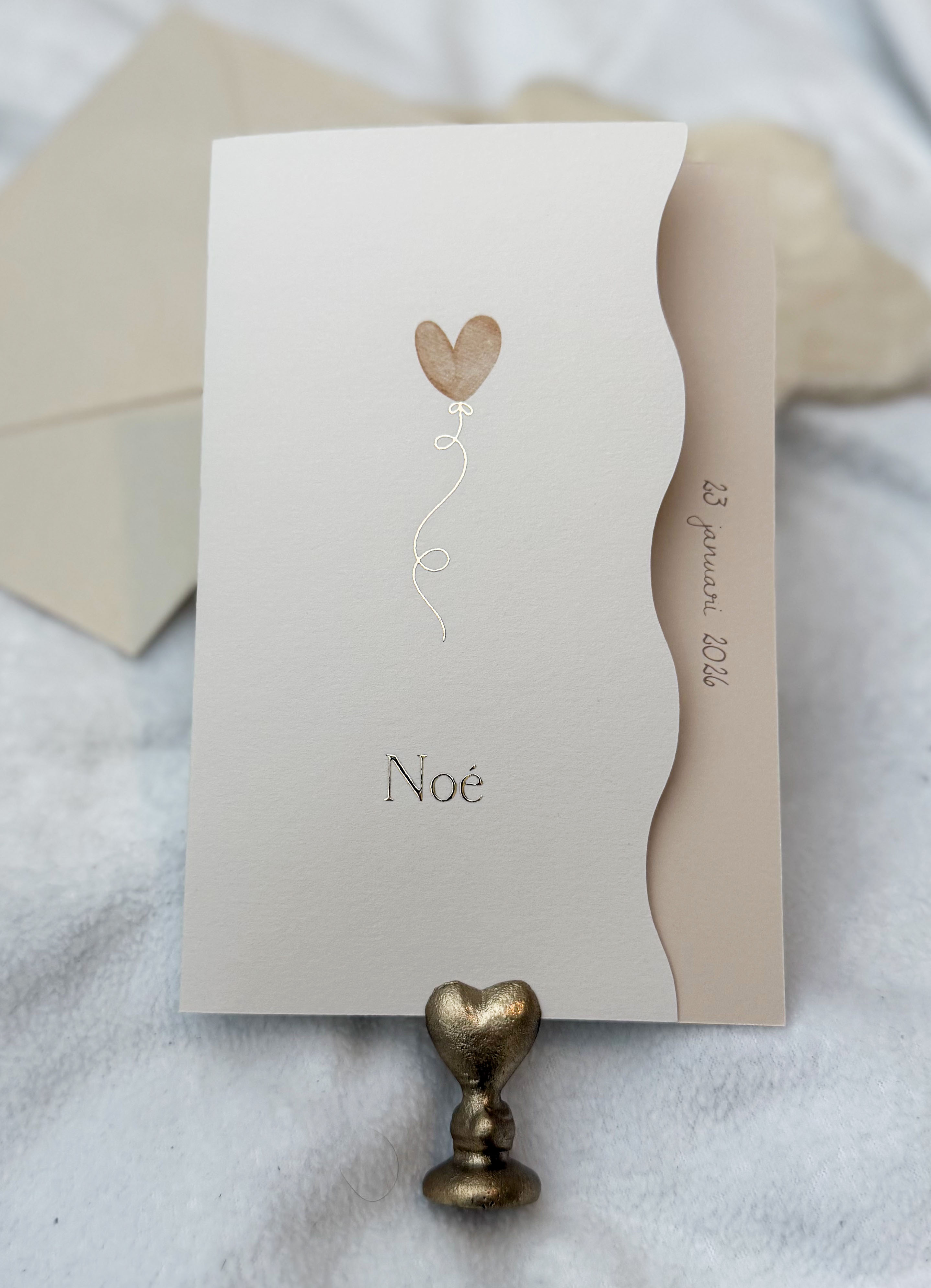 Dubbel golfvorm geboortekaartje hartjesballon folie