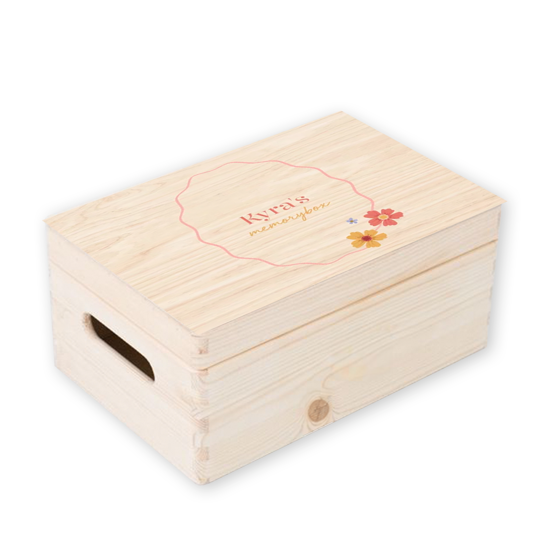 Memorybox van hout passend bij geboortekaartje met bloemen