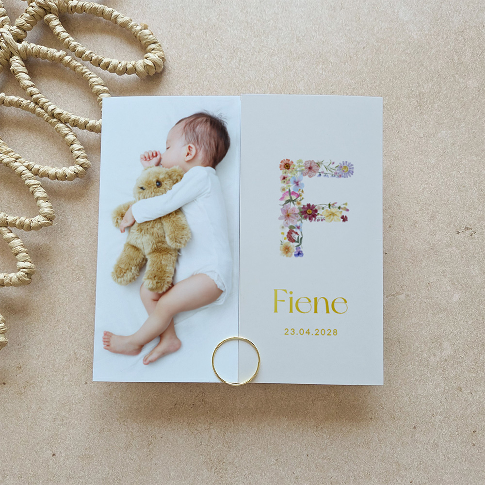 Bloemen geboortekaartje voor een meisje met theatervouw