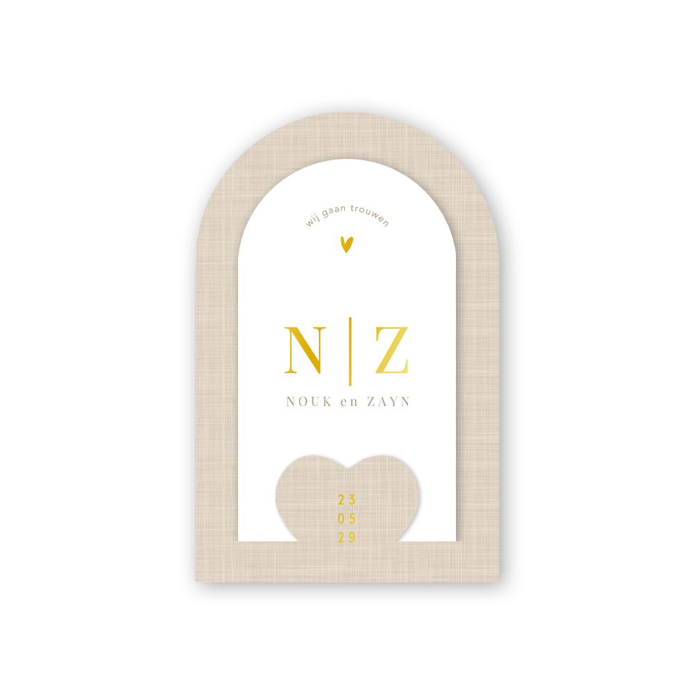 Luxe trouwkaart in boogvorm met insteekkaart met initialen en hartje