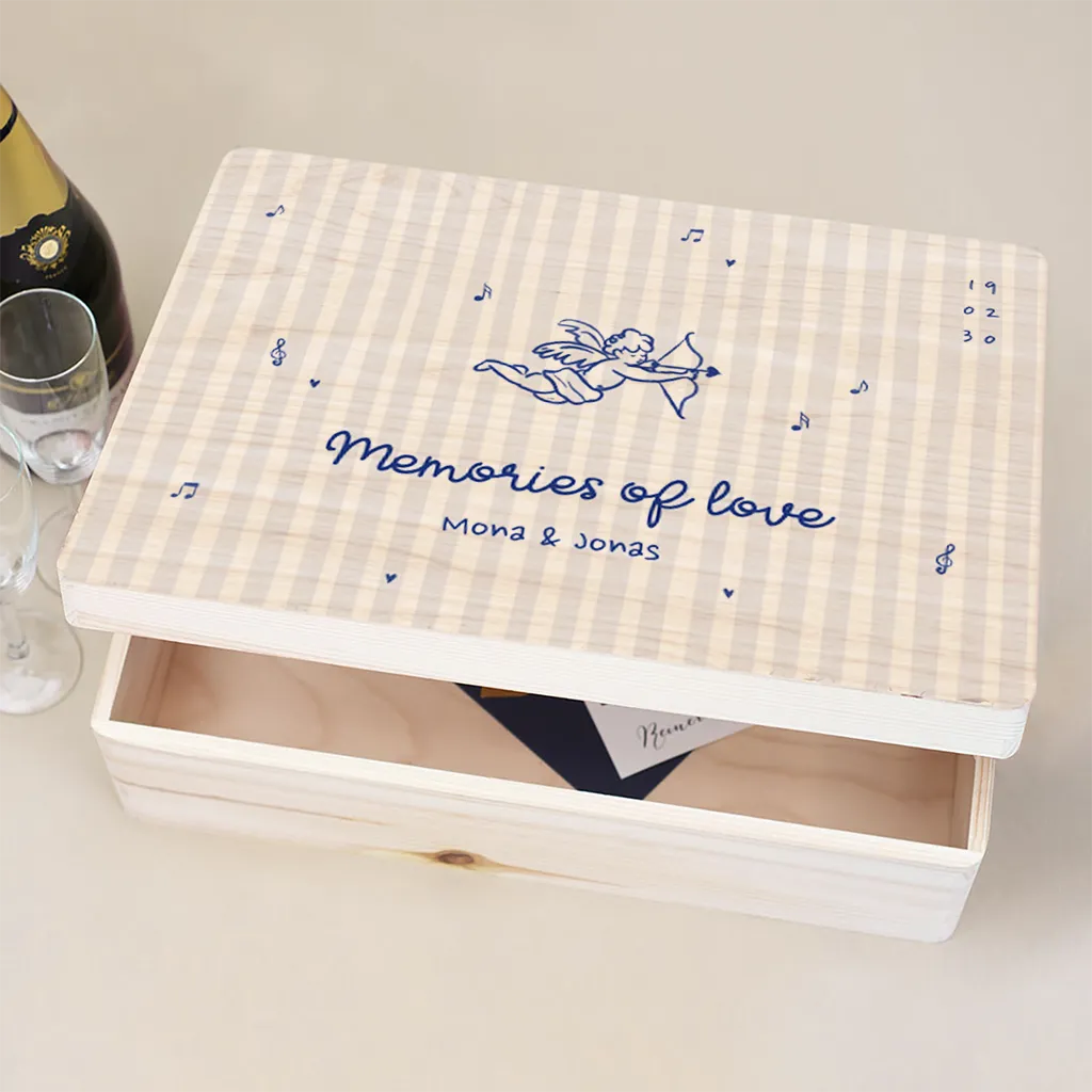 Erinnerungsbox zur Hochzeit mit blauem Streifenmuster und Cupido