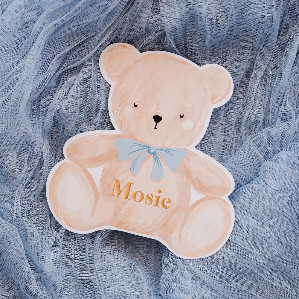 Geboortekaartje in vorm van teddybeer met goudfolie