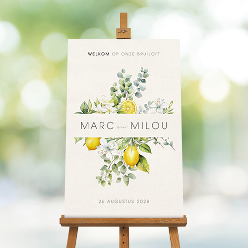 Mediterraans bruiloftsbord met bloemen en citroenen