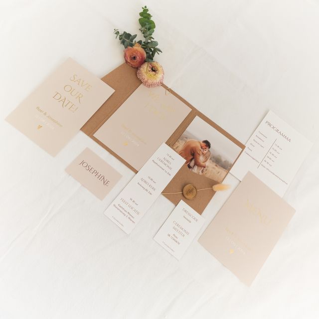 pocketfold mapje trouw huisstijl beige met goudfolie