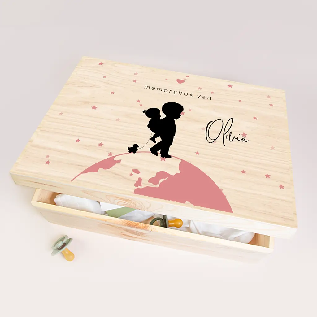 Memorybox met silhouet zusje en grote broer op wereldbol