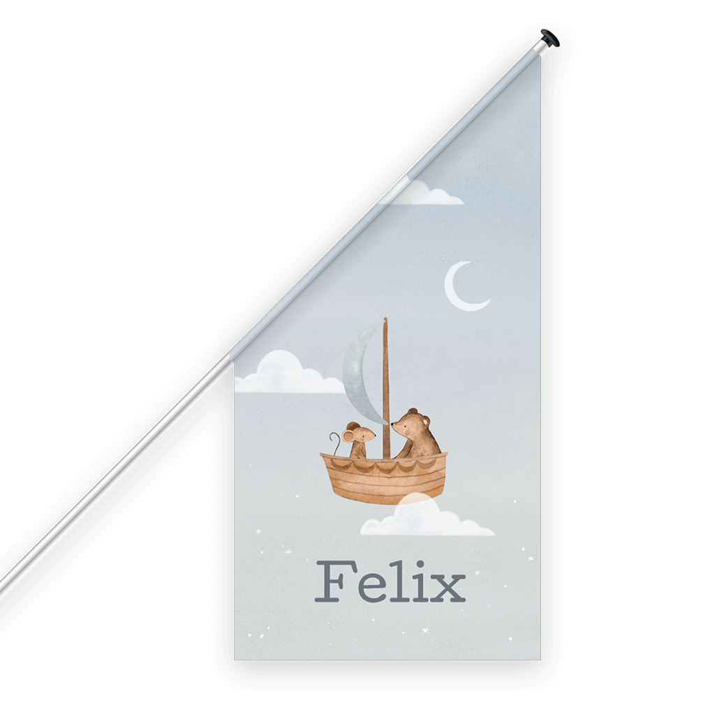 Geburtsfahne mit Bär und Maus im Boot