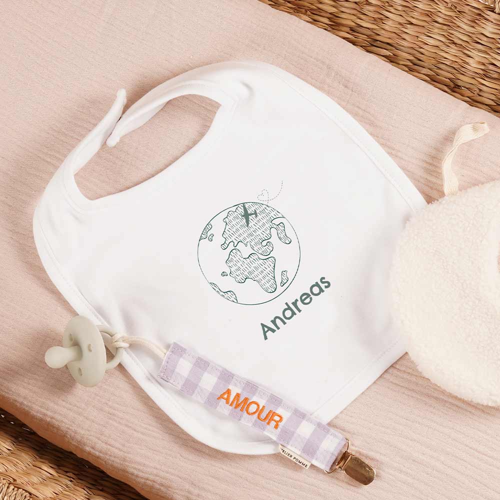 Slabbetje met wereldbol en vliegtuig