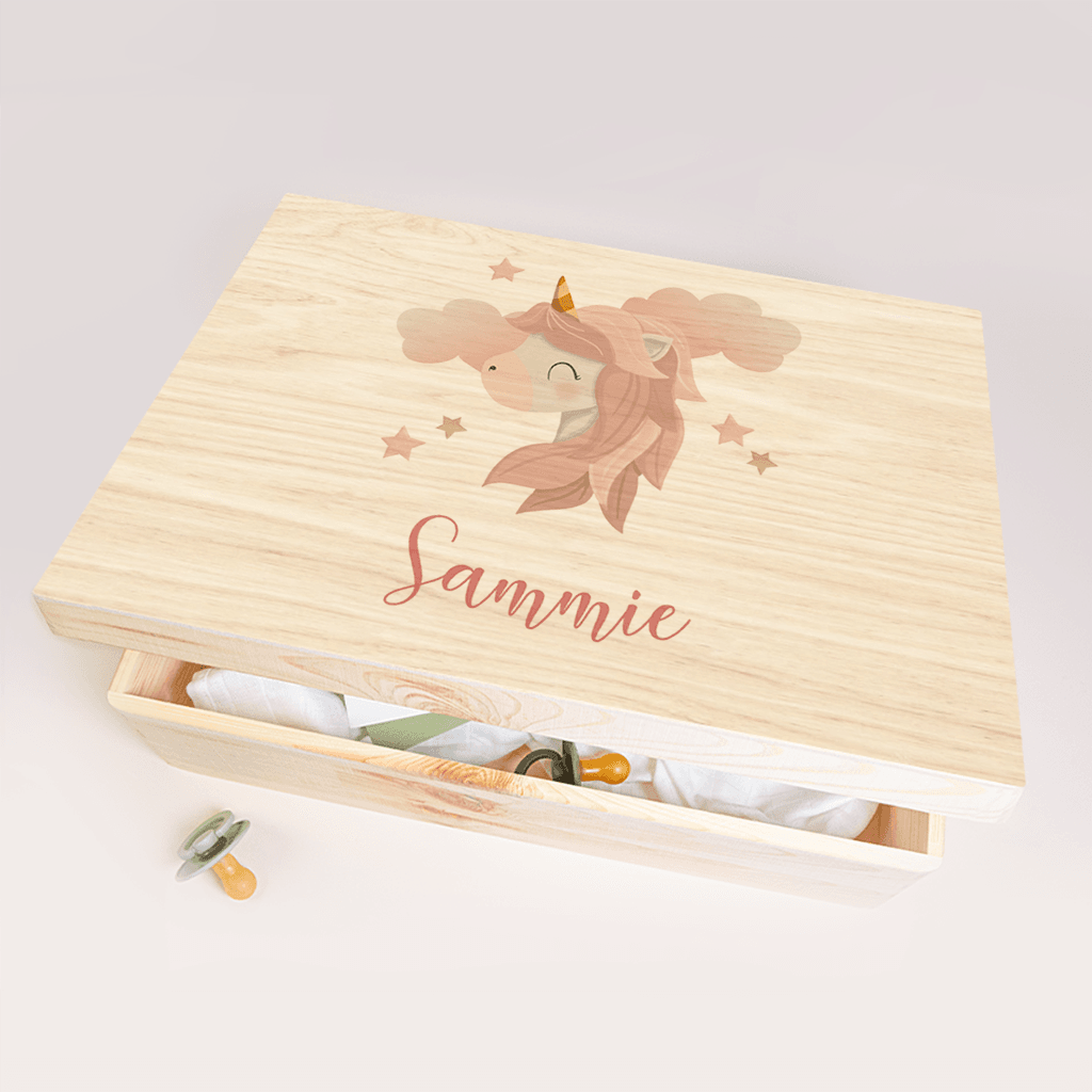 Prachtige memorybox van hout met eenhoorn, wolkjes en naam