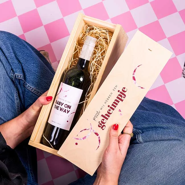 Wijndoos zwangerschapsaankondiging met watercolor