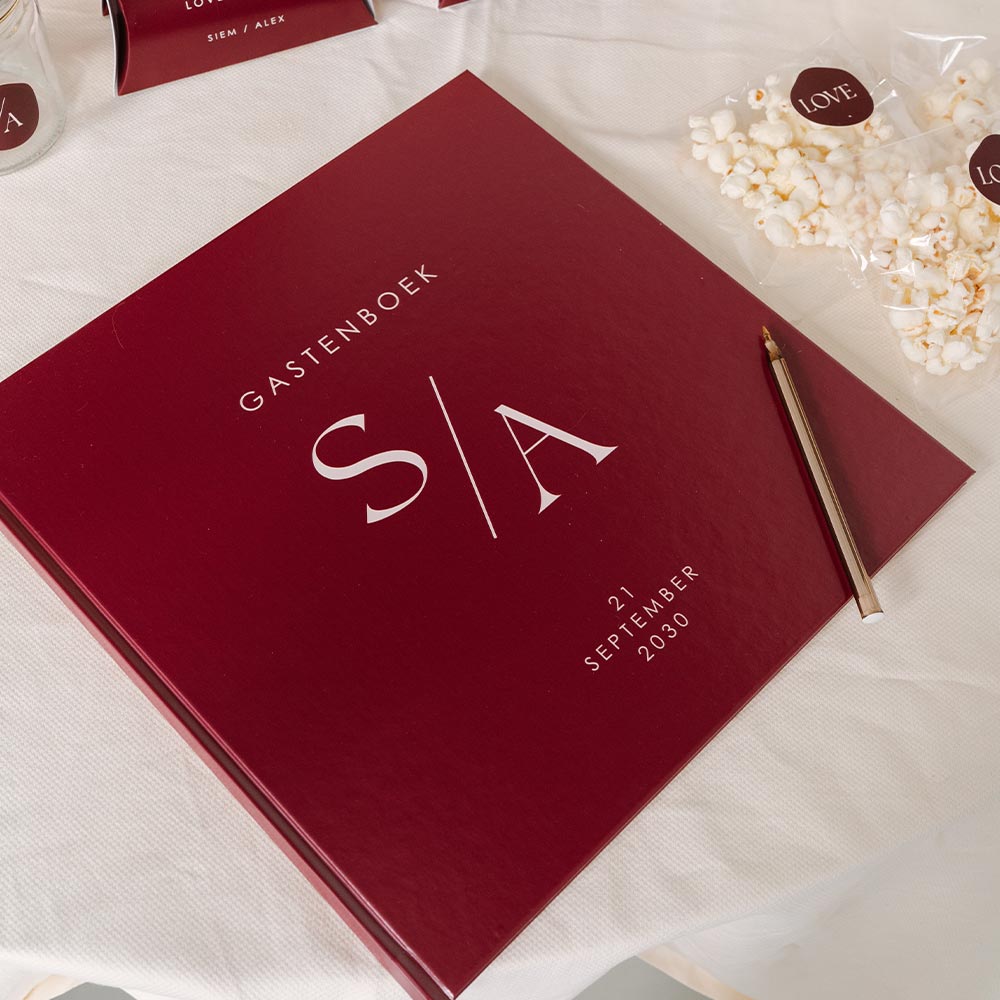Gastenboek bruiloft in cherry kleur met initialen