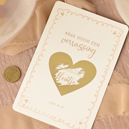 Zwangerschapsaankondiging kraskaart beige met sticker