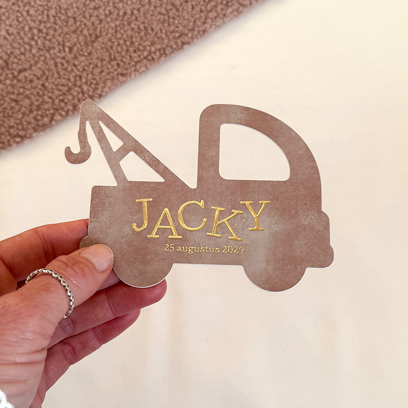 Uniek geboortekaartje jongen takelwagen met goudfolie