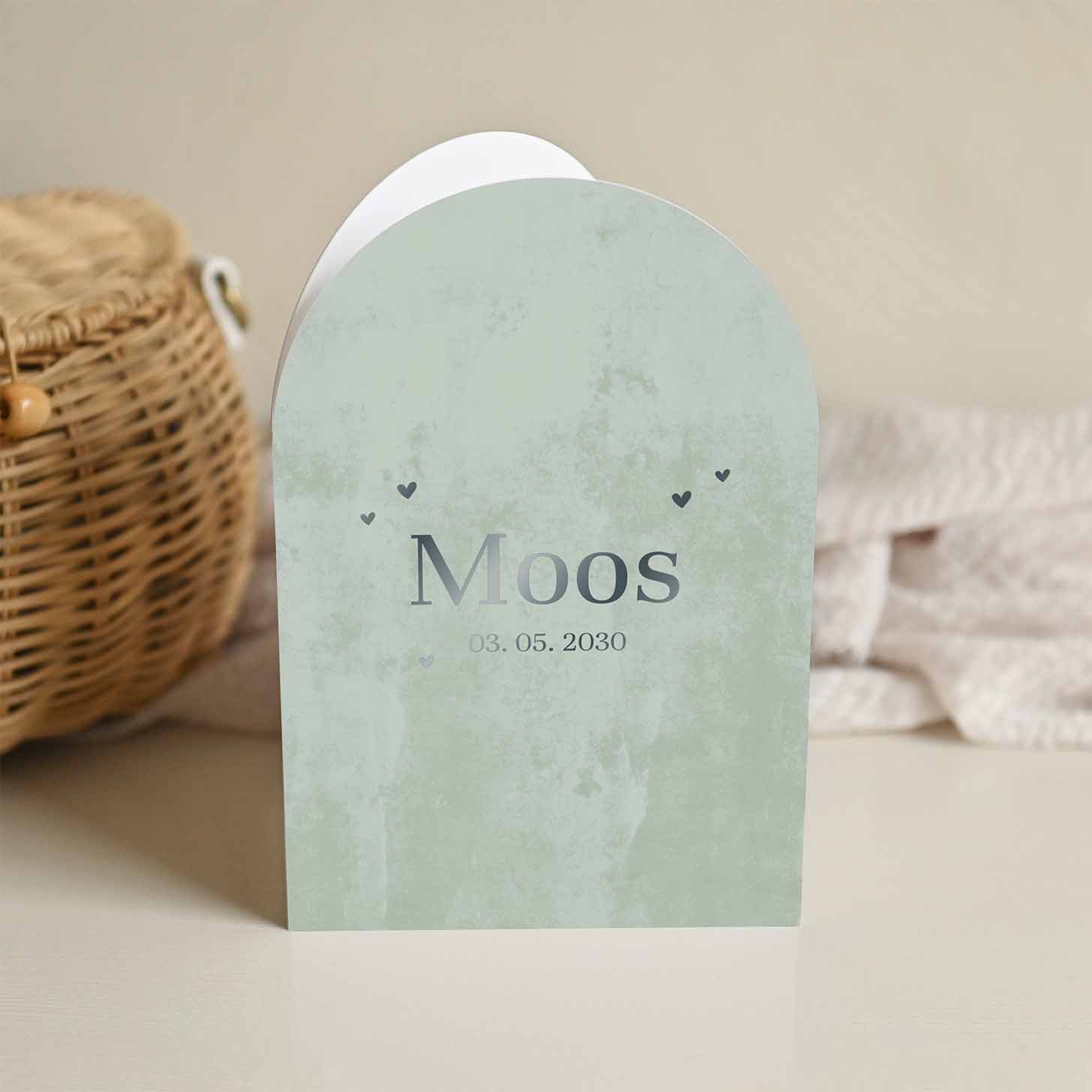 Geboortekaartje in boogvorm met groene velvet-look achtergrond