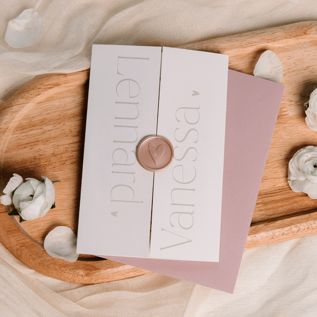 Klassische Hochzeitseinladung als Faltkarte mit Initialen in Beige