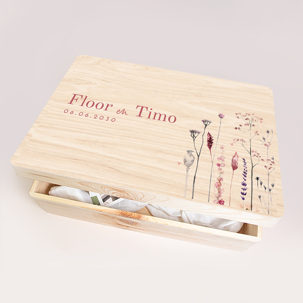 Romantische memorybox bruiloft met droogbloemen