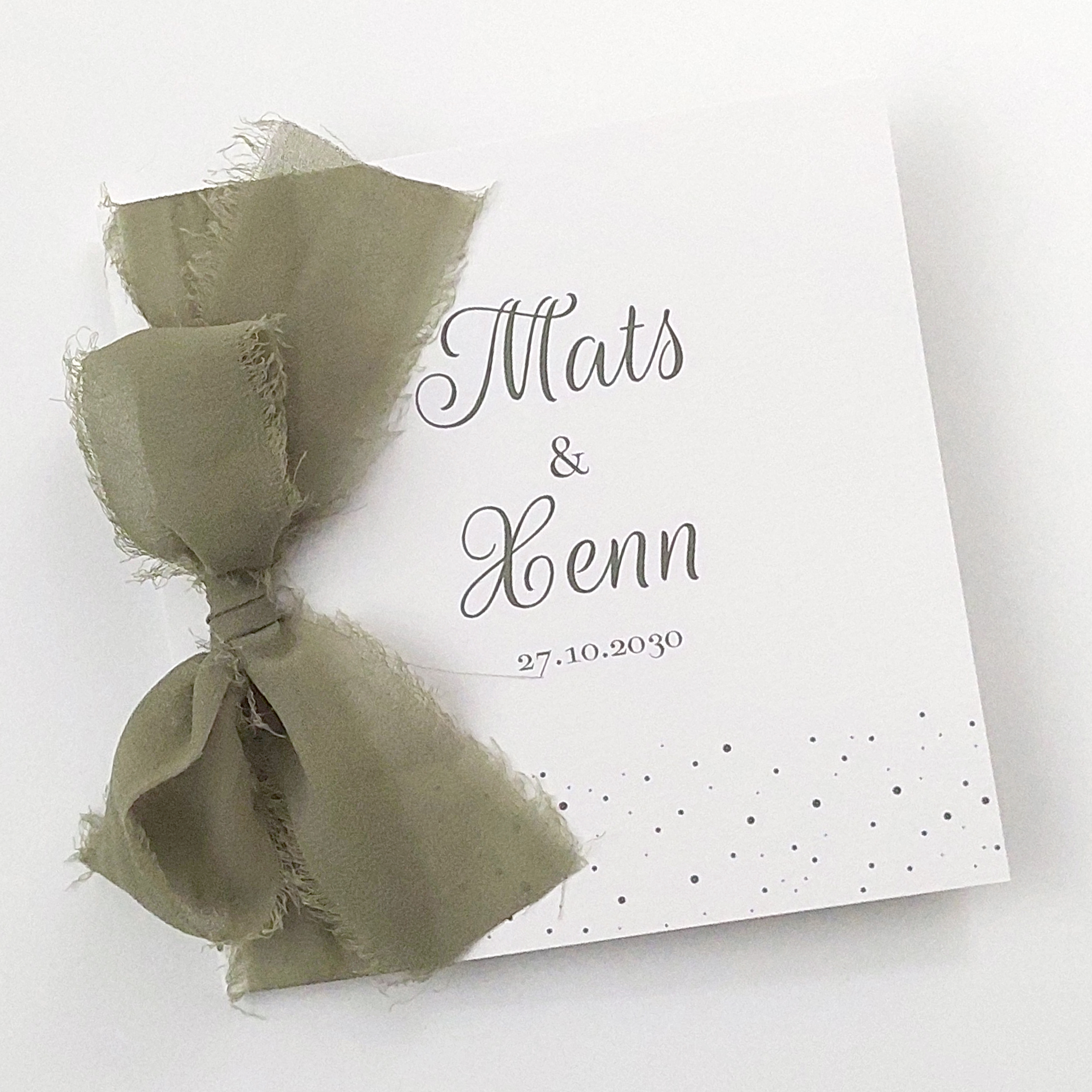 Tweeling geboortekaartje met stippen strook en groene strik