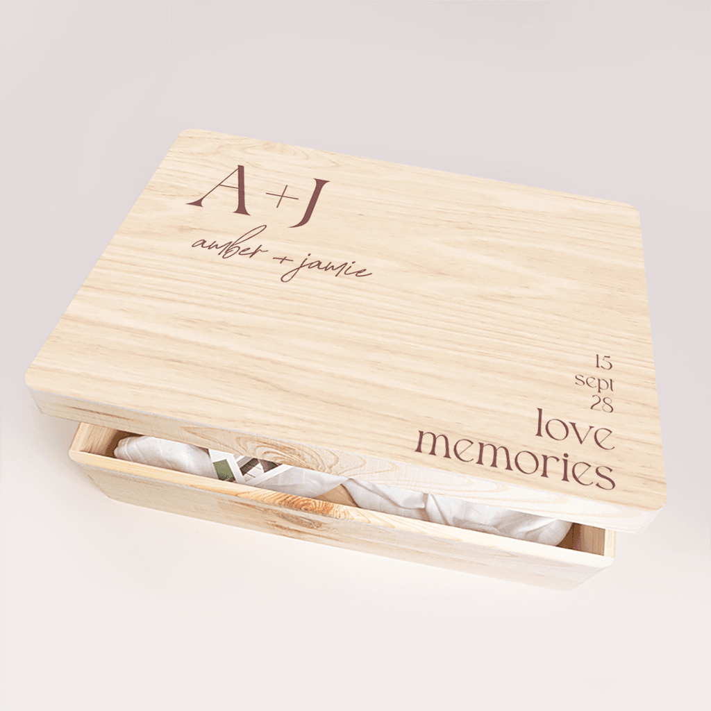 Bruiloft memorybox typografisch in neutrale kleuren