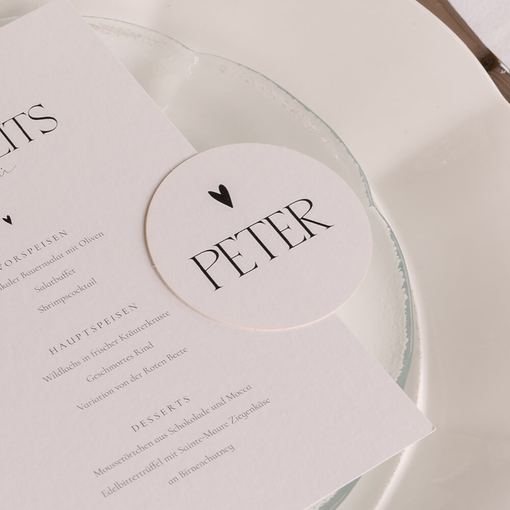 Runde Namenskarten zur Hochzeit mit Herz und klassischer Schrift