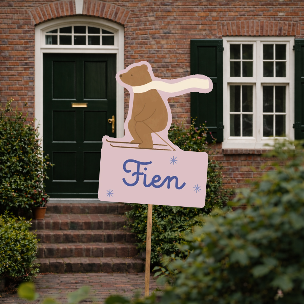 Tuinbord met beer op ski’s – Winter geboortebord tuin