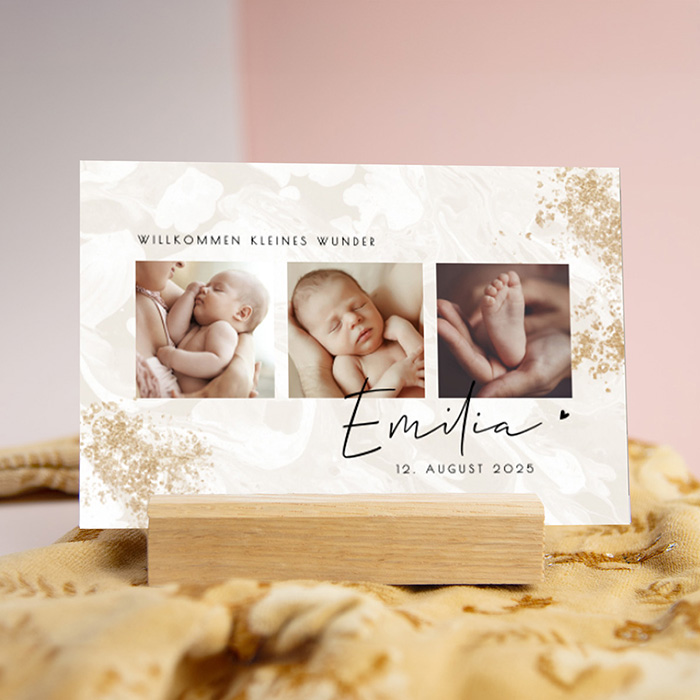 Spielerische Geburtskarte mit Fotos und Goldspritzern