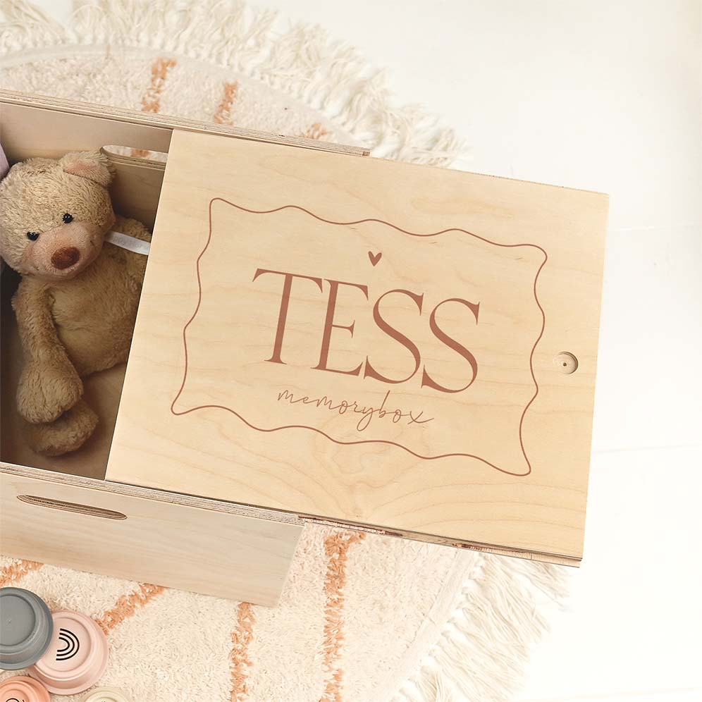 Memorybox met golvende rand en naam in roze