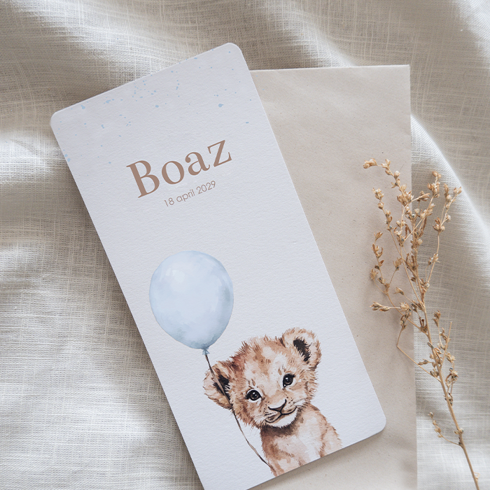 Geboortekaartje met baby leeuwtje en blauwe ballon