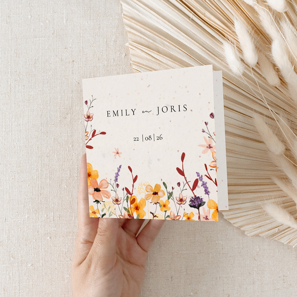 Duurzame trouwkaart met wildbloemen in warme kleuren.