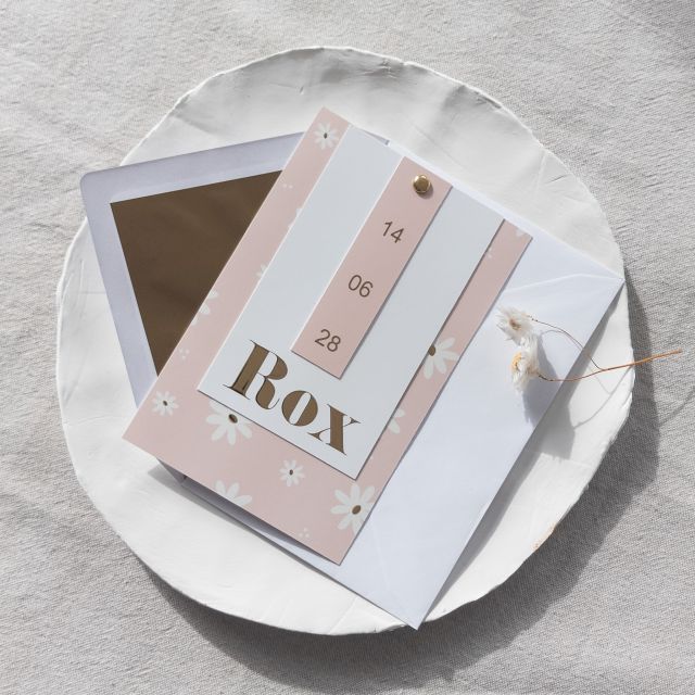 Geboortekaartje met madeliefjes labels en goudfolie