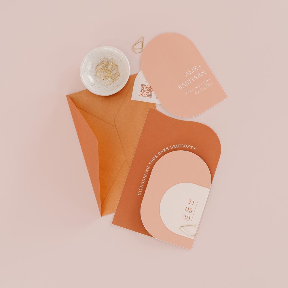 Labelkaart trouwkaart met abstracte vormen in aardetinten