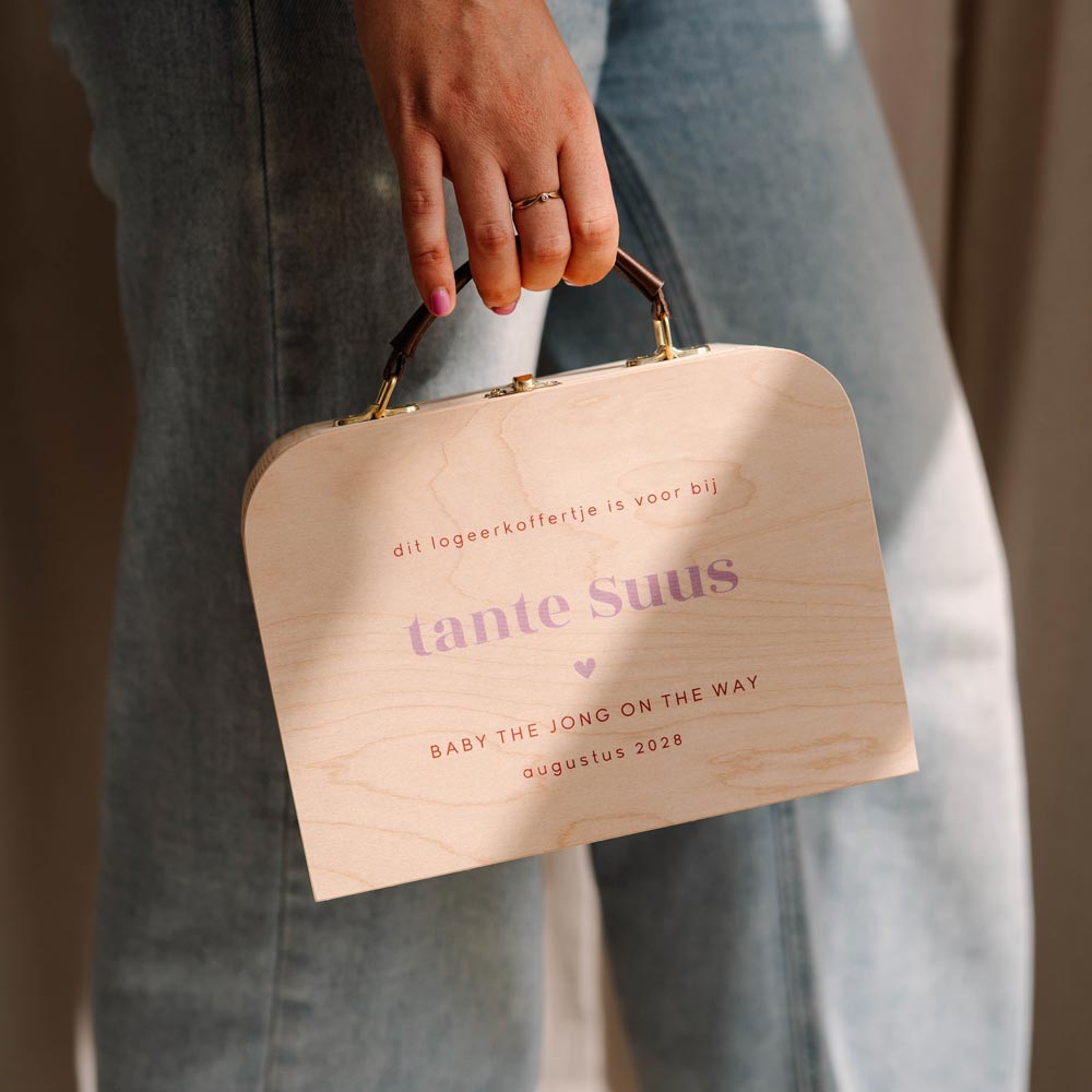 Koffertje zwangerschapsaankondiging met hartje voor tante