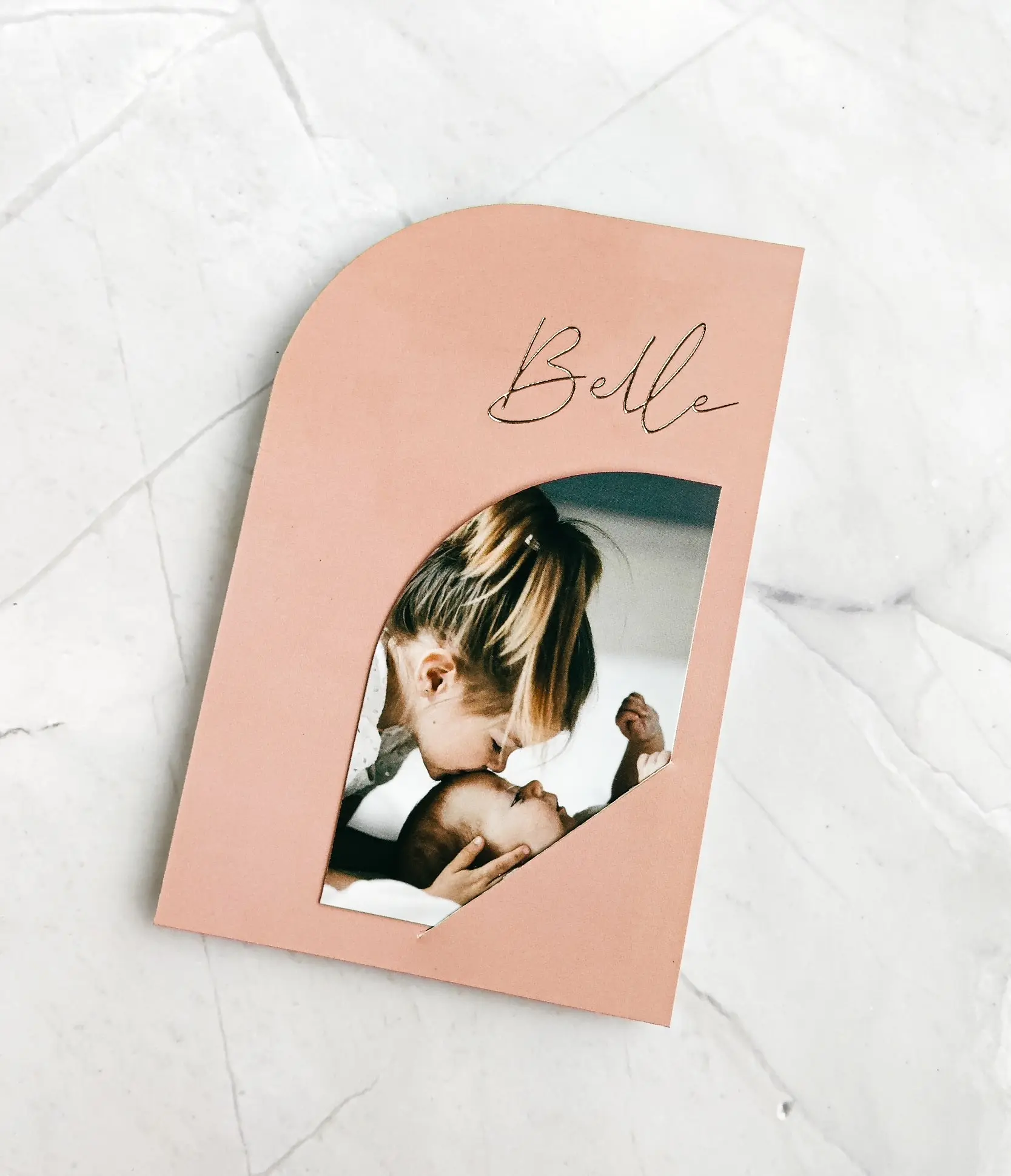 Roze geboortekaartje met insteek foto en rosegoud folie