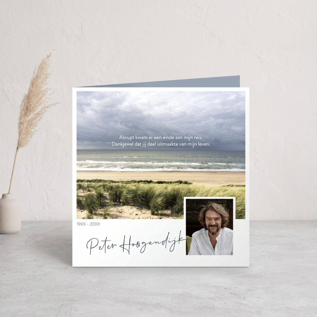 Rouwkaart met foto van het strand en een rustige blauwe lucht