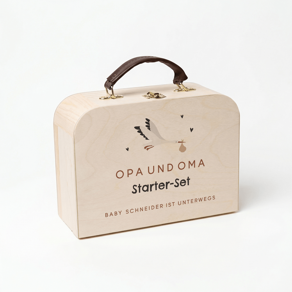Kinderkoffer als Schwangerschaftsankündigung für Oma und Opa mit Storch