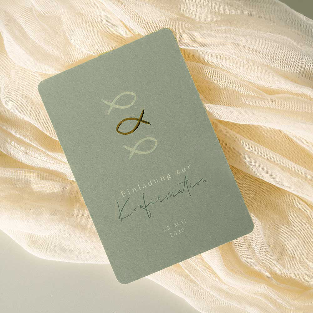 Grüne Einladung zur Konfirmation mit Ichthys-Fisch in Goldfolie